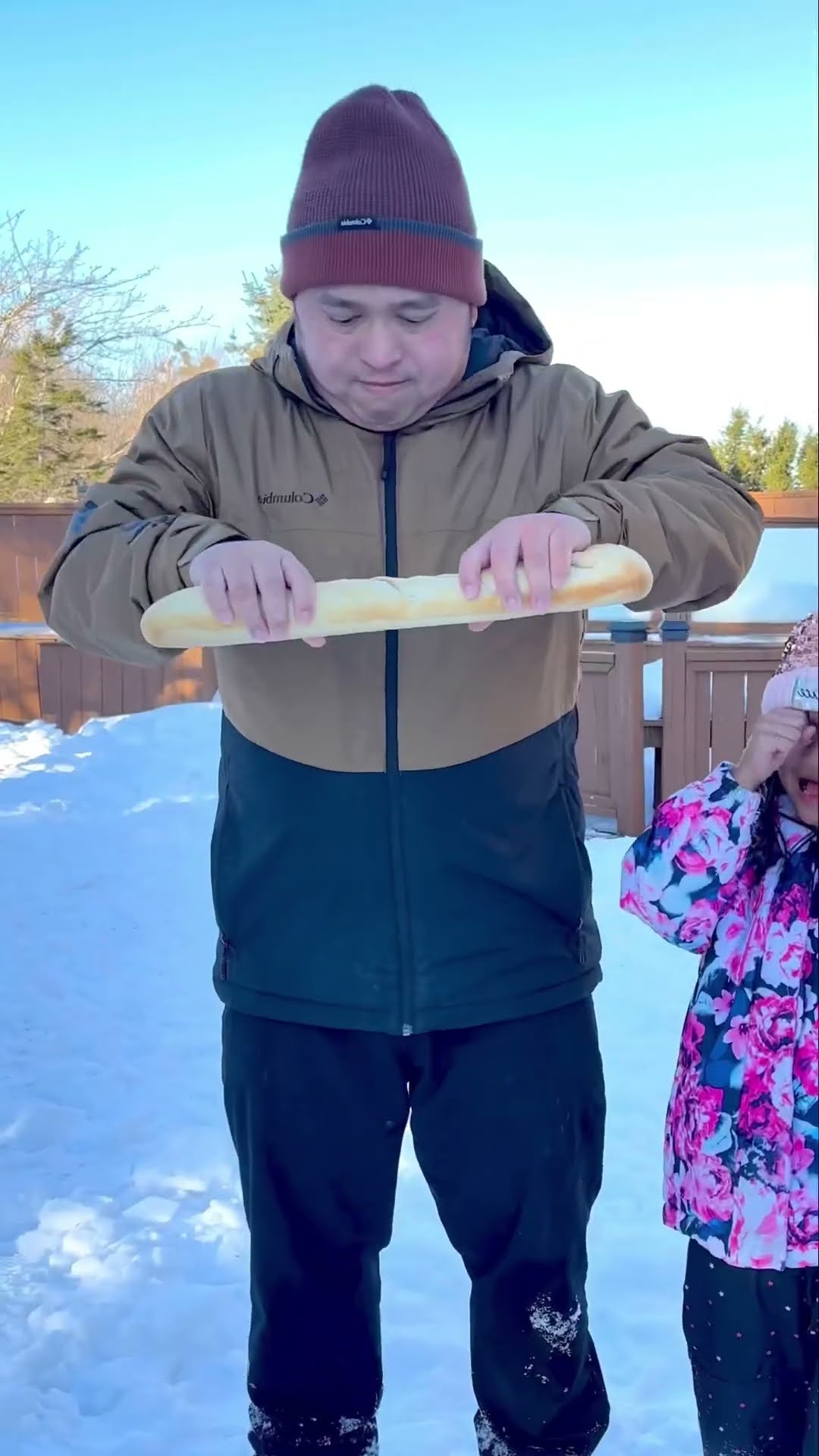 Dad shares bread with crying kid ????❤️??