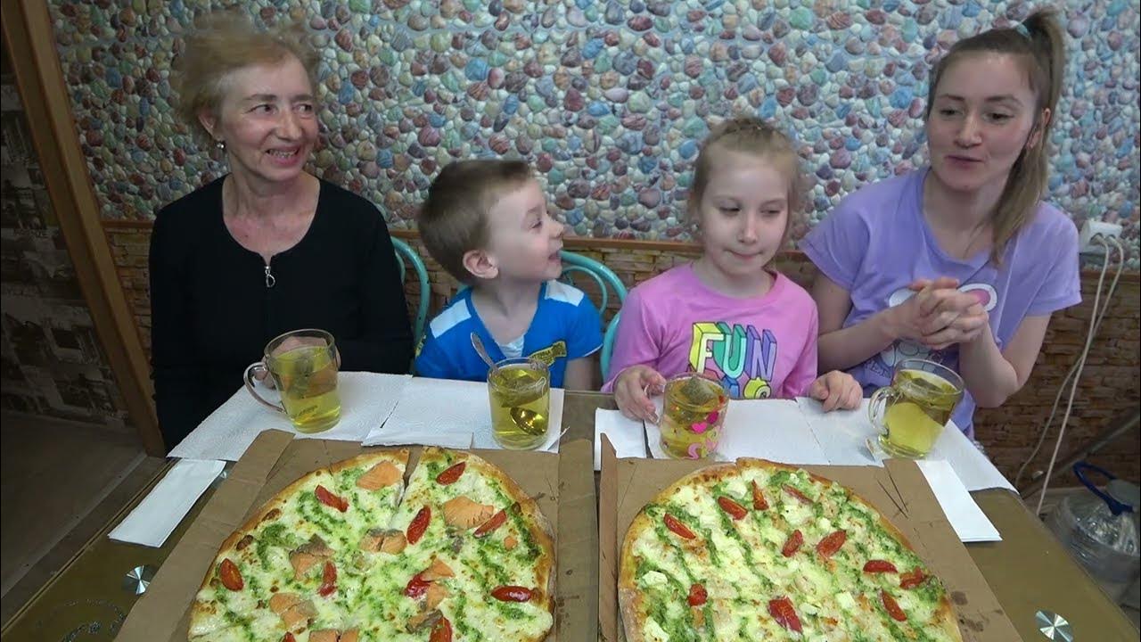 Угощаю пиццей. Футболист угощает пиццей. угощайтесь пиццей. угощайтесь пиццей коллеги.