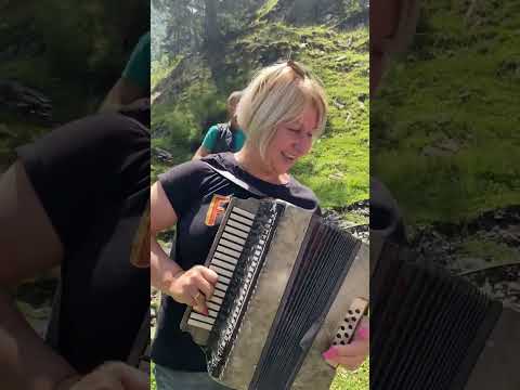 ამ ქალბატონთან ქეიფს რა მოგაწყენს თუშების ჯიგრული ქეიფი ვინც არ დაუკრას ტაშიი