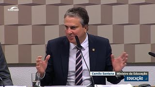 Camilo Santana diz que governo busca recursos adicionais para negociar com professores em greve