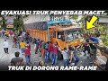 SALUT !!! Evakuasi Truk Penyebab Kemacetan, Warga Kompak Dorong Truk Rame Rame di Sitinjau Lauik