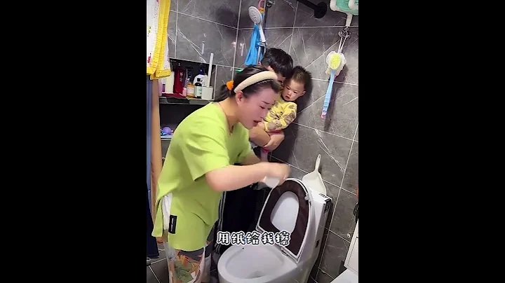 老婆给爷俩示范如何正确小便，男人最好都看下。 - 天天要闻