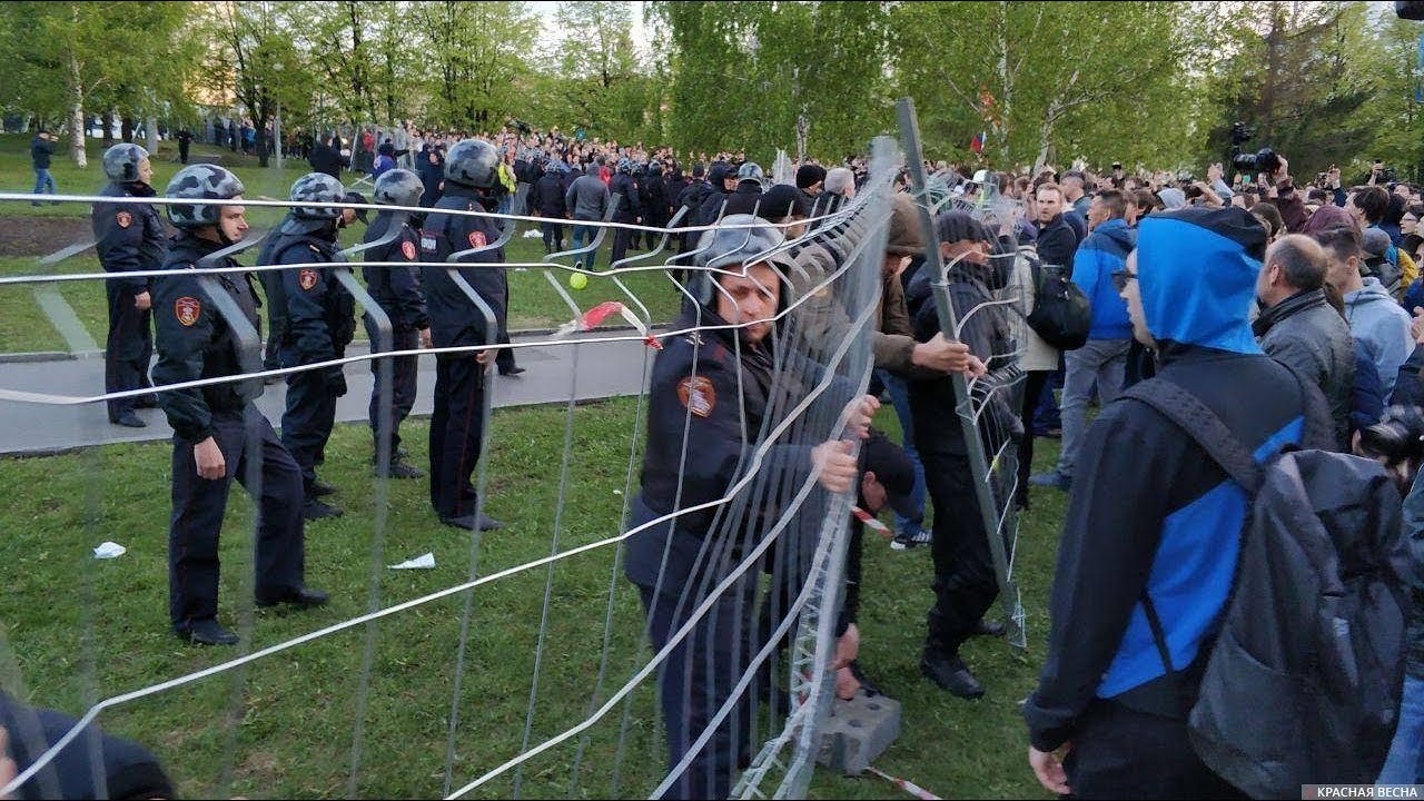 Полдень против екатеринбург. Протесты в Екатеринбурге против строительства храма. Митинг против храма в Екатеринбурге. Митинг против строительства храма в Екатеринбурге. Протесты в сквере.