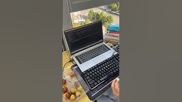 职业爬虫工程师，月新30k，每天上班就是爬爬素材，敲敲代码，改改bug，头发依然在，就是找不到男朋友，你们羡慕吗？