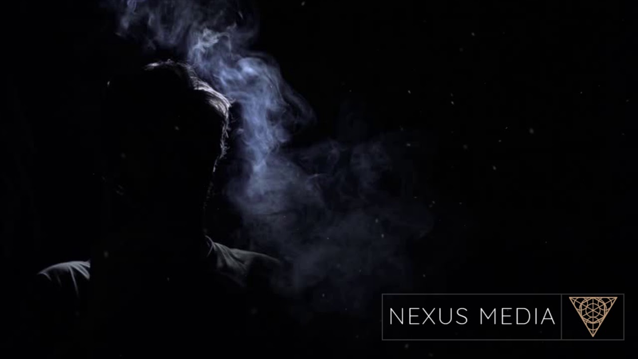 дым сигарет ночь. дым сигарет ночь. парень с сигаретой в темноте. сигаретный дым. дым эстетика.