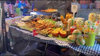 Ночной рынок у Храма на пляже Карон. Пхукет. Уличная тайская еда, сувениры, одежда, косметика.