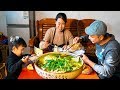 【农家的小勇】小勇买鱼头，做酸菜鱼头炖豆腐，鱼头肉好多，酸香过瘾，好吃！