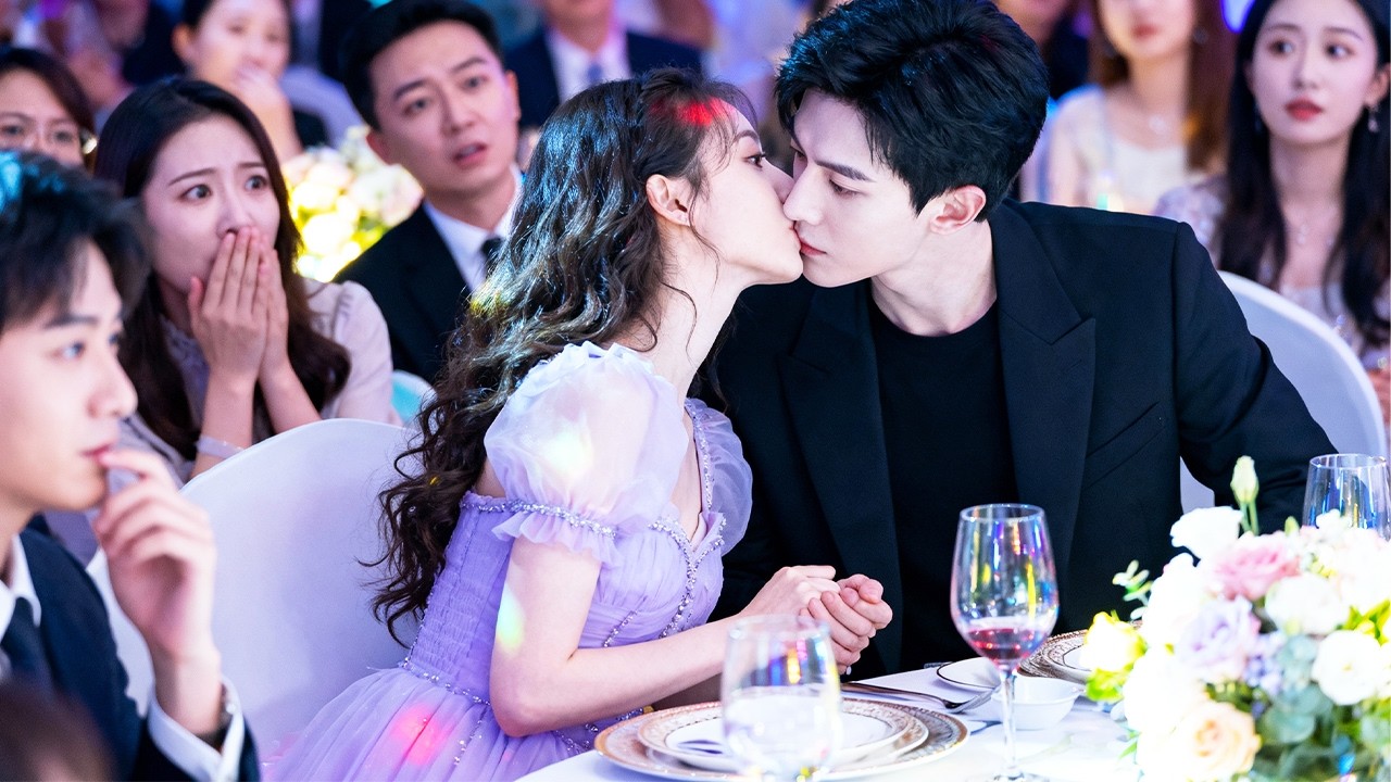 宴會上目睹未婚夫出軌，我一氣之下隨手拉了個陌生男士親吻，喊他「老公」。以為是逢場作戲，卻沒想到他竟動了真心，誓要娶我回家當夫人，從此霸總寵妻模式全開！#精彩短劇 #短劇全集 #甜寵