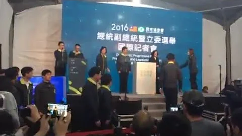 Taiwan's first woman president Tsai Ing-wen gets ready to speak to the media - DayDayNews