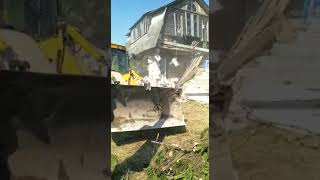 Снос дома трактором в Кировском районе Ленинградской области