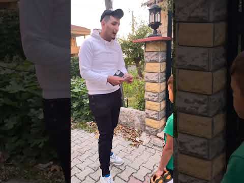 شاف طفل فقير عم يبيع خفافتو ولما لحقو كانت الصدمه شوفو شو صار 