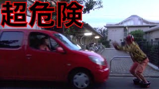 走ってくる車をジャンプで飛び越える！！