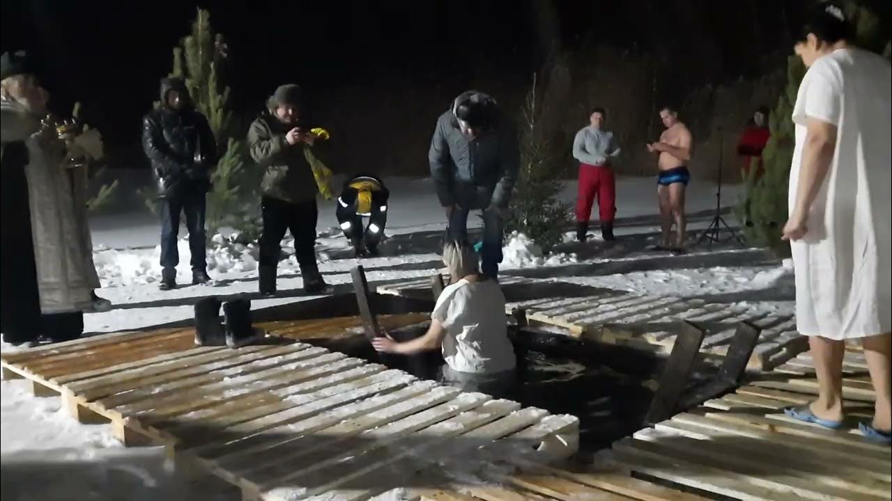 Крещенские купания 2023. Купание на крещение 19 января 2022 года. Купель на крещение. Крещение 2022 москва. Крещенские купания 2022.