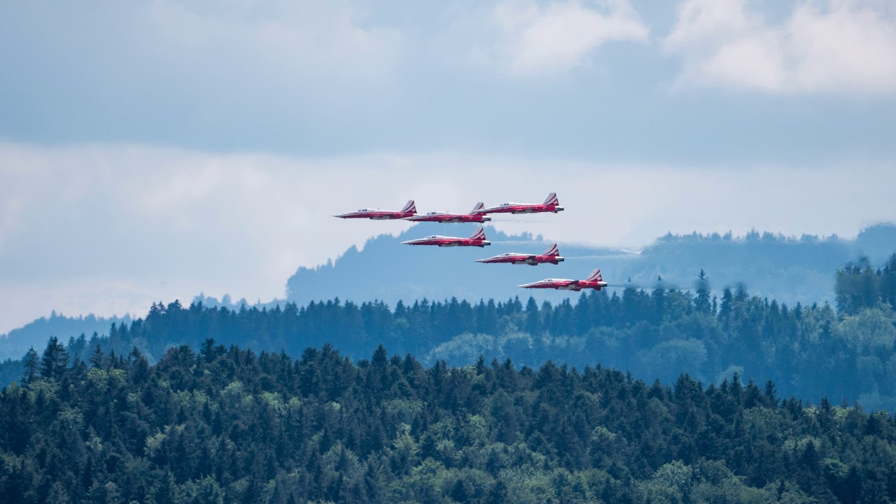 dnd 5e - Are victims of the spell Stinking Cloud able to move out of it?