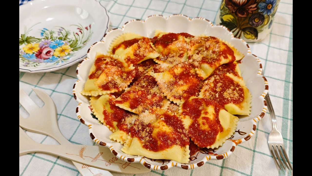 RAVIOLI DI RICOTTA AL SUGO DI POMODORO SEMPLICE