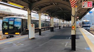 神戸駅に同時入線する321系とEF210貨物