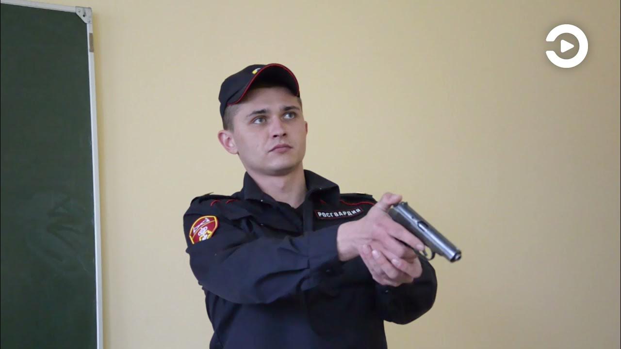 Часовые несут охрану