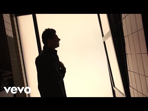Watch the video for Que sera de mí