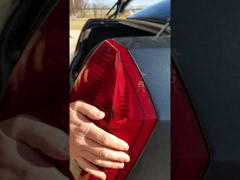 2007 Chrysler 300 tail light replacement