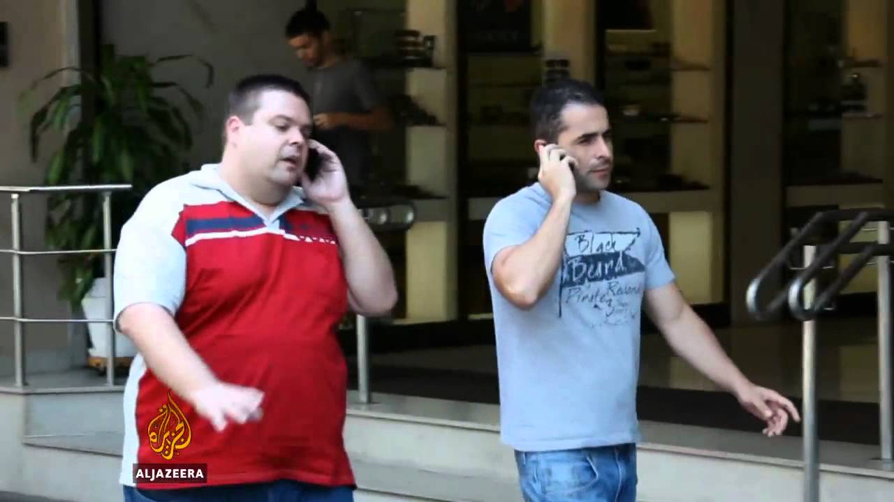 فحص الهواتف بالمجهر لإنقاذ الأرواح - قناة الجزيرة البلقان
