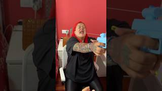 Mi madre se dispara ella misma con la pist0la de agua 🤣 #shorts #shortsfeed #shortsvideo #funny