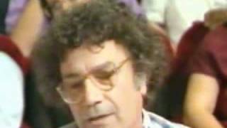 Play video: beppe costa al Costanzo show 1991