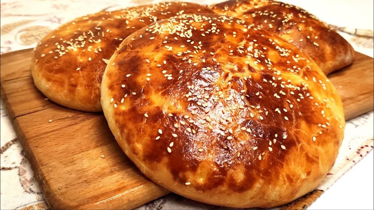 Pizzabrot zu Hause backen! Machen Sie einfach dieses Brot mit Mehl und Pizzakäse!