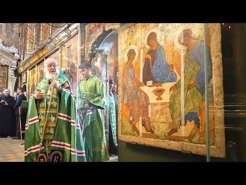 Патриарх Кирилл провел праздничную службу у иконы «Троица» в храме Христа Спасителя