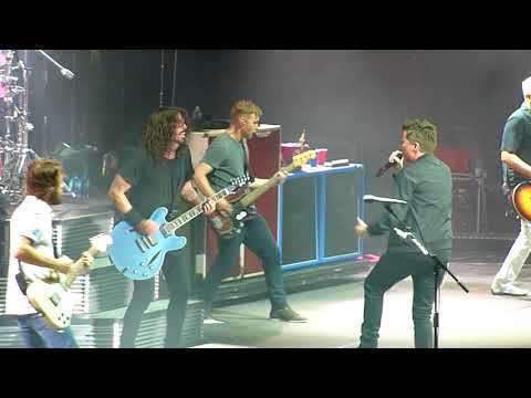 Miniature de la vidéo: FOO FIGHTERS & RICK ASTLEY "NEVER GONNA GIVE YOU UP' @ 02, LONDON 19.9.17