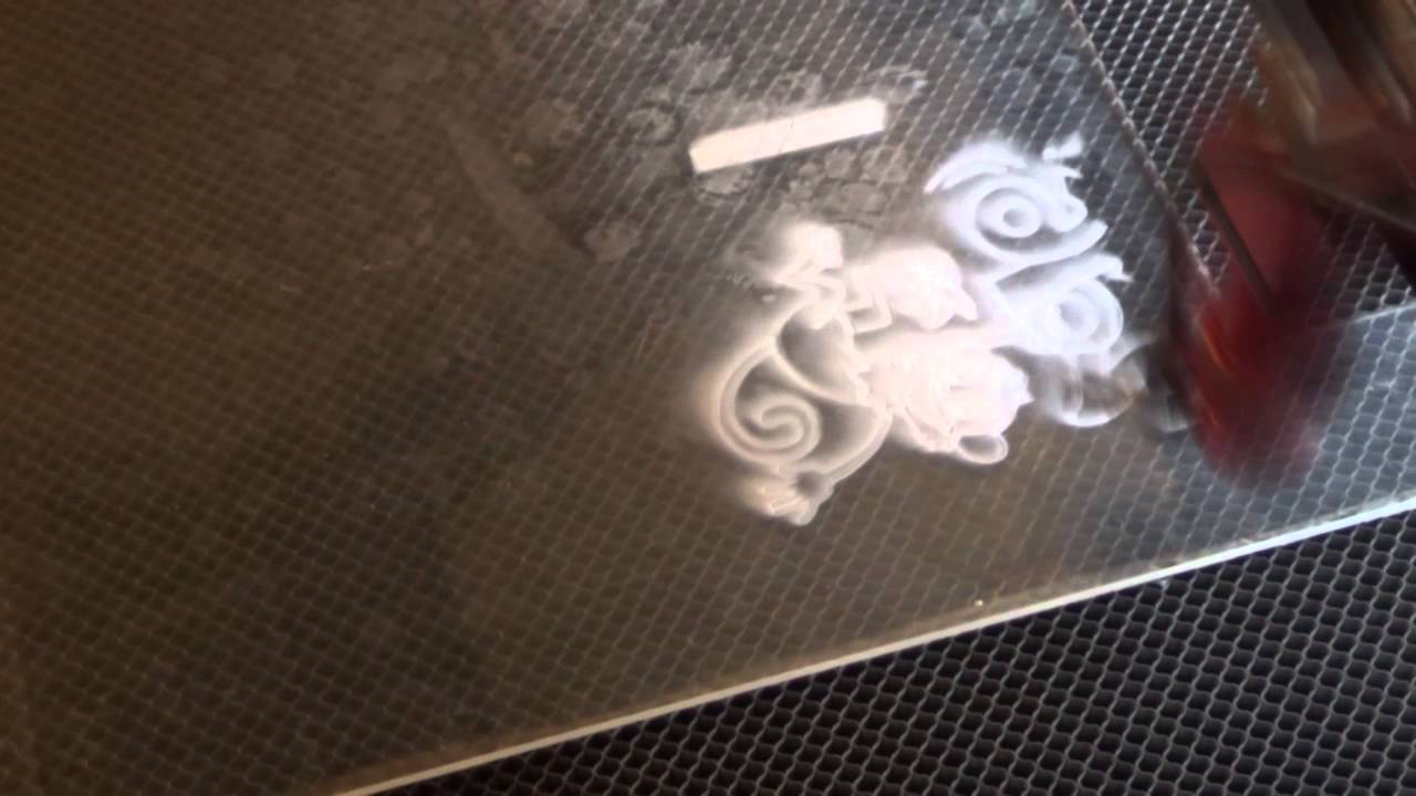 Лазерная гравировка простого контура на акриле - YouTube