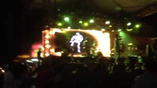 Los Amigos Invisibles cantan Los Luchadores