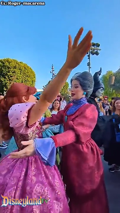 Lady Tremaine could not carry Drizella #maleficent #cinderella #disneyland