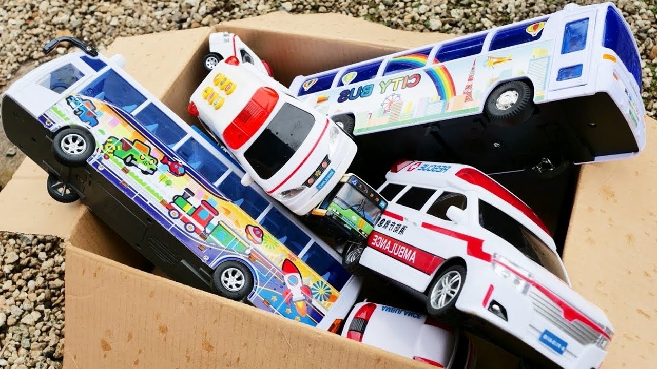 救急車とバスのミニカーを箱にまとめてみた！ 急な坂道を走行させてみた Ambulance and Bus Drive A Steep Hill♪