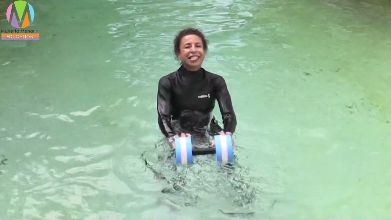 Aqua Instructor Tip - Kicks and Jacks in a unique combination using 1 dumbbell 😍