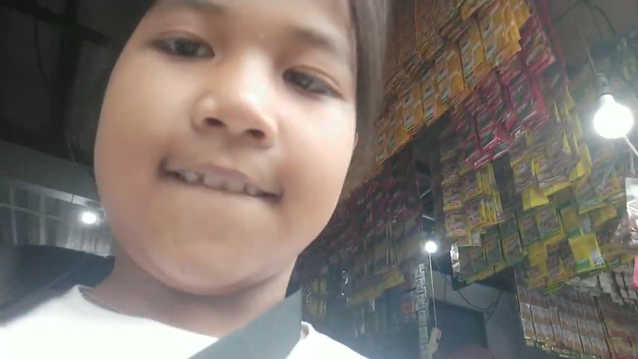 Diandra mencari makanan  naget  untuk buka puasa