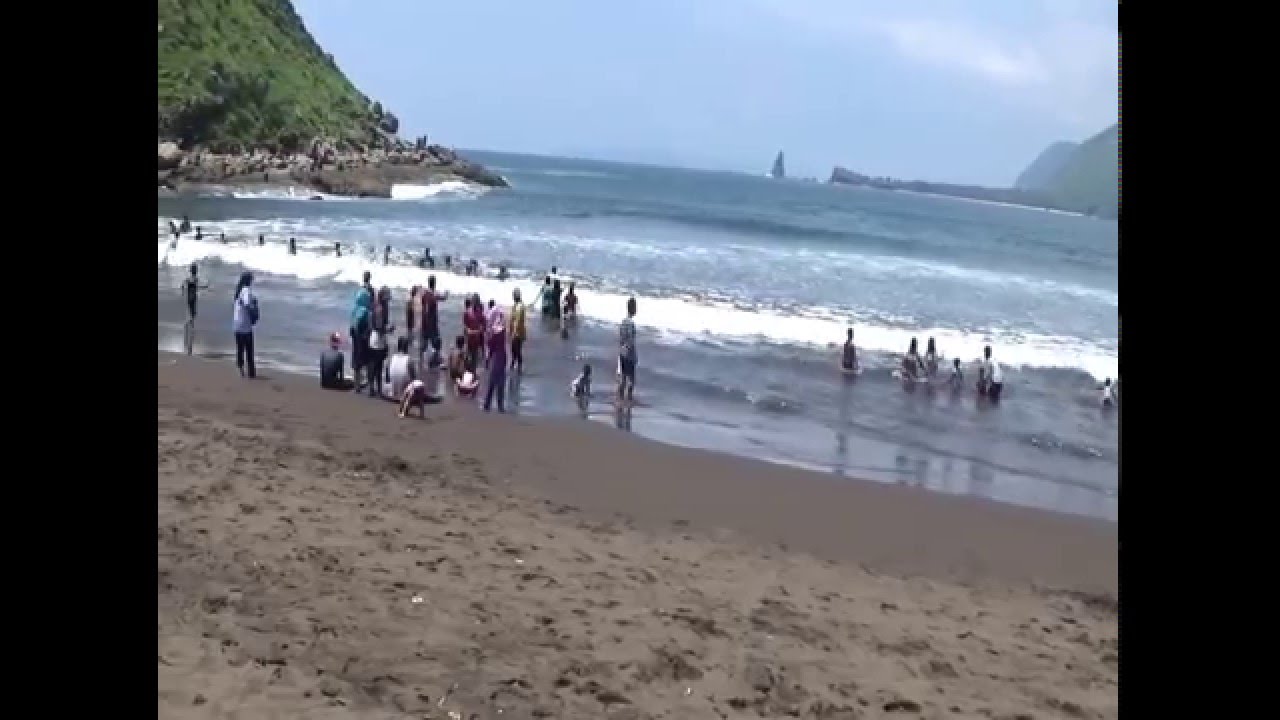 Indahnya Pantai Payangan Teluk Love Jember