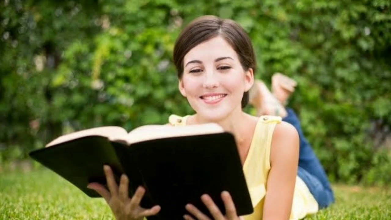 девочка с книжкой. хобби чтение книг. подростки чтение. парень с книгой. девочка с книжкой на траве.