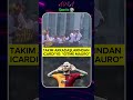 Galatasaraylı futbolcular şampiyonluk kutlamasında ‘Gitme Mauro” yazılı pankart açtı.