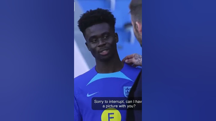 A shy Bukayo Saka asking David Beckham for a photo 🥹