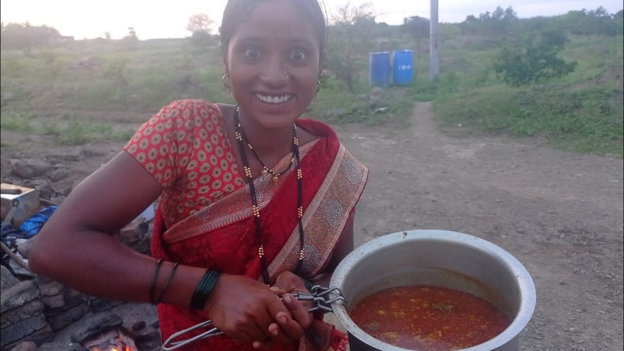 आज गावठी मटणाचा झणझणीत बेत ।चुलीवरचे मटण रेसिपी ।धनगरी मटण बेत 😂 #gavthi punam