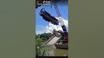 Kinh hoàng sập cầu Tân nghĩa # Sự cố gãy cần cẩu