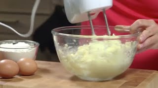 Hoe maak je zelf een cake? in deze instructievideo laten we zien
gemakkelijk basiscake bakt. http://www.jumbo.com/kookvideo
benodigdheden: ei...