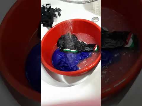 فيديو: أين تغسل الملابس يدويًا؟