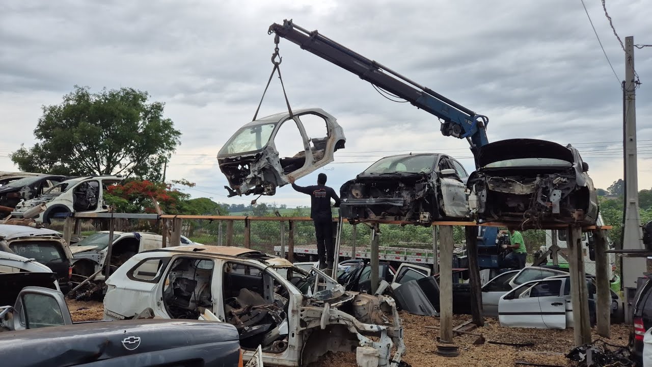 CEMITÉRIO DOS CARROS ! VAMOS LIMPAR O PÁTIO DO DESMANCHE AUTO MOGI. 