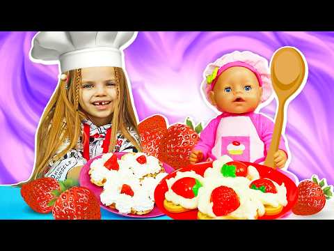 Maya e Lina giocano a preparare i wafer con la mamma nella cucina giocattolo!