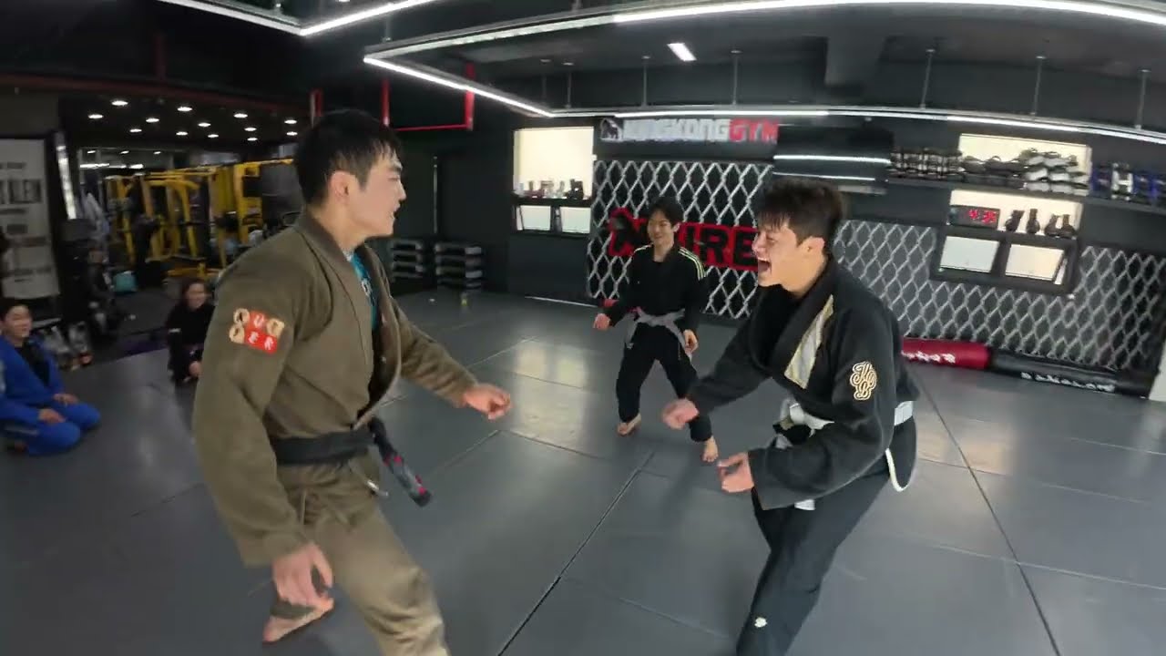 주짓수 블렉벨트에게 2명 동시에 스파링 하면?