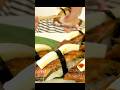 うなぎバター寿司を食べる