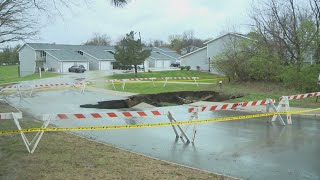 Large sinkhole opens in Urbandale outside apartment complex
