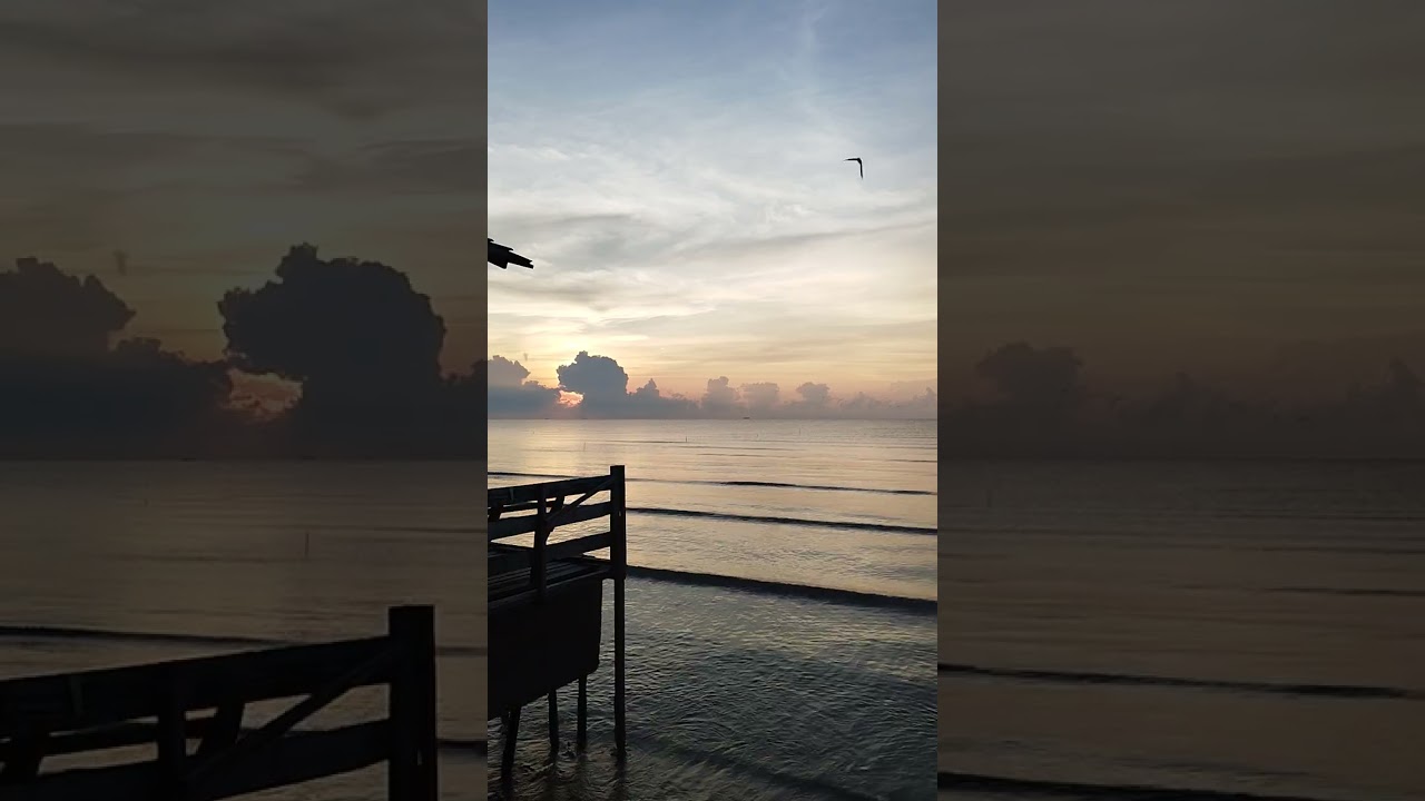 Desiran ombak yang tenang | Pantai Indah