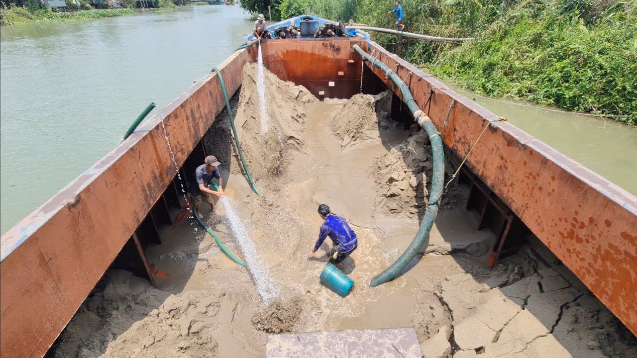 Xà lan bơm cát san lấp ao và sự cố khi bơm/Pumping sand to fill ponds and problems when pumping